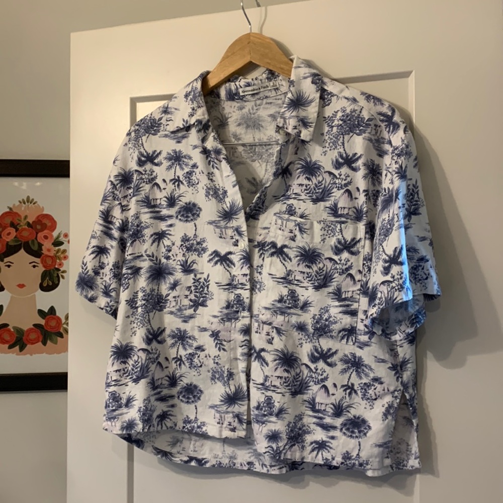 Abercrombie & Fitch ‘90s Cropped Boxy Linen Short Sleeve Button Down